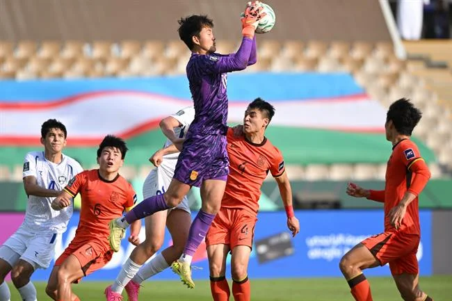 Người chơi đang xem xét các quy định bảo mật tài khoản fu88 bet trên điện thoại